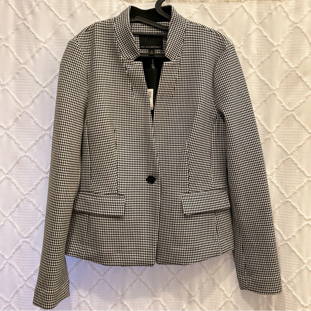 Banana Republic - Black and White “Puppytooth” blazer, size 6 (brand new)